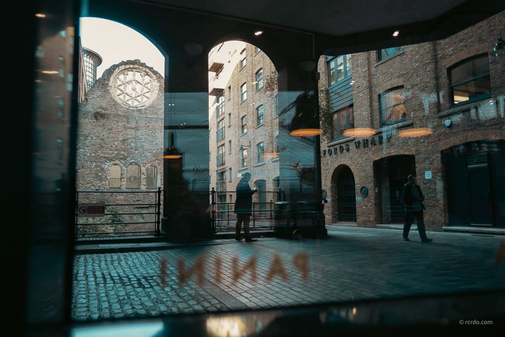 Chatarra Digital y Soledad Real: Cómo la IA nos aísla en una marea de contenido sin valor.